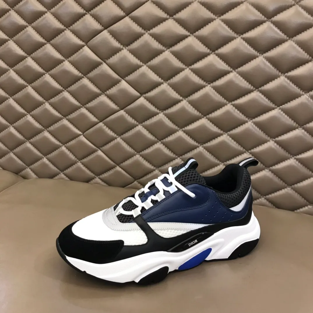 Factory price: 480💰 ◾️▫️Dior D®️ x 🆕 (high version) B22 men's jogging fashion sneakers, this single product draws inspiration from retro jogging shoes. It adopts a thick low-top design, with an upper made of black cow leather and mesh fabric, and a black and white engraved rubber sole. Black mesh fabric tongue and heel counters complement black laces, with an embossed "Di~r" logo embellishment on the side. These sneakers can be mixed and matched with a classic suit for a sporty chic look! Size: 39-45 (38, 46 can be customized)